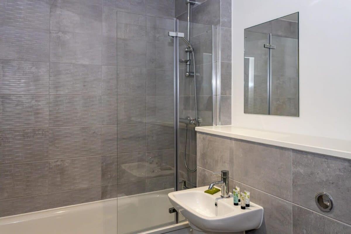Modern 2 Bed Salford Apartment Stunning Views Manchester Eksteriør bilde