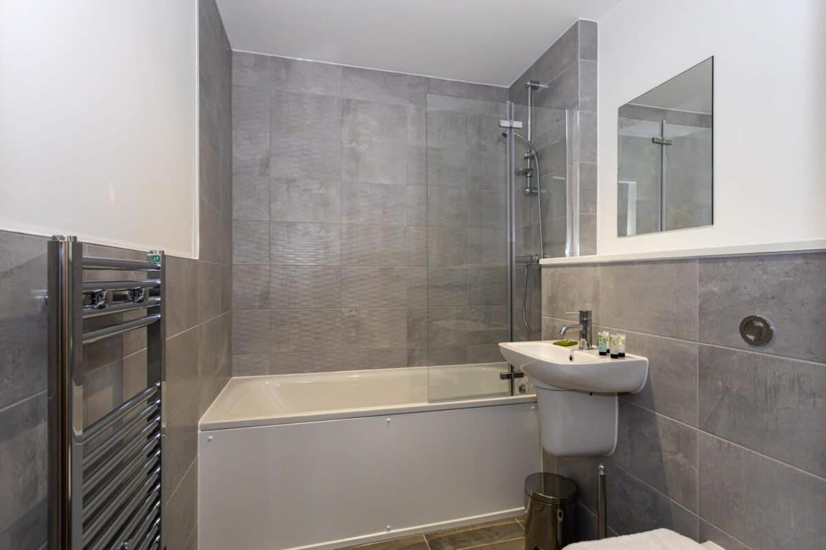 Modern 2 Bed Salford Apartment Stunning Views Manchester Eksteriør bilde